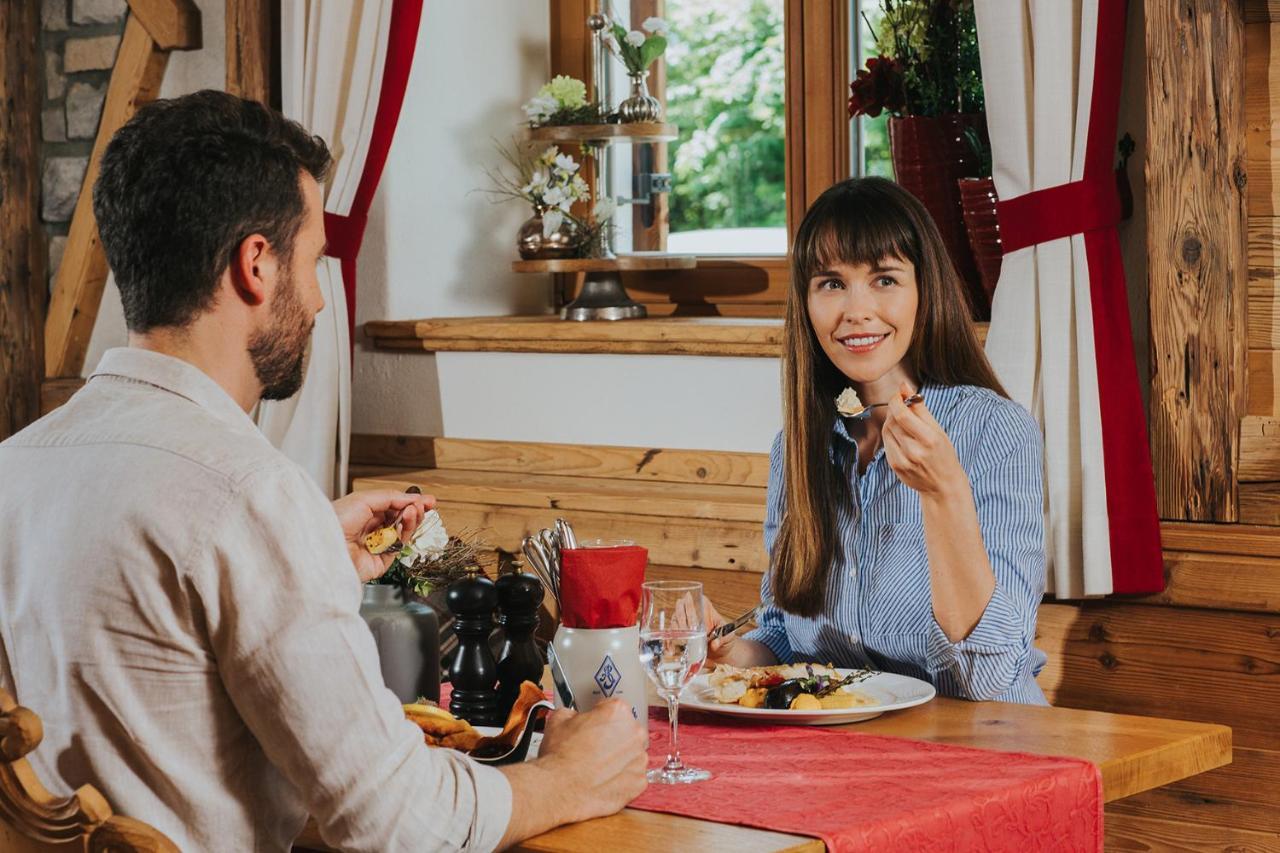 Ortner'S Resort Bad Füssing Extérieur photo A couple eating cheese