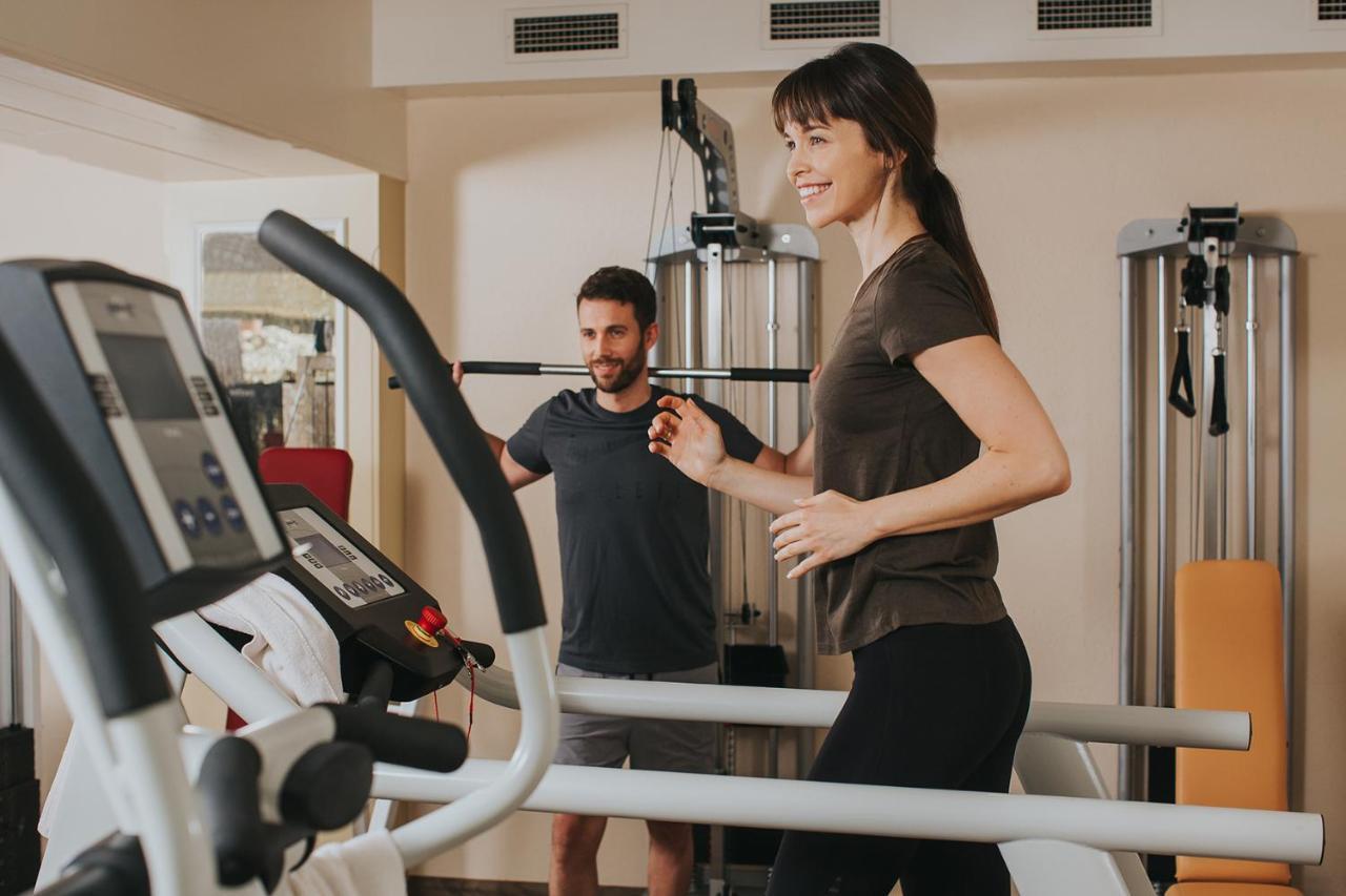 Ortner'S Resort Bad Füssing Extérieur photo A personal trainer with a client