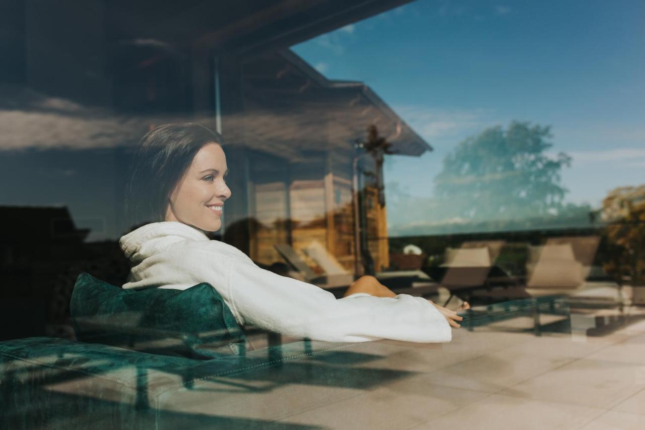 Ortner'S Resort Bad Füssing Extérieur photo A woman relaxing at a resort