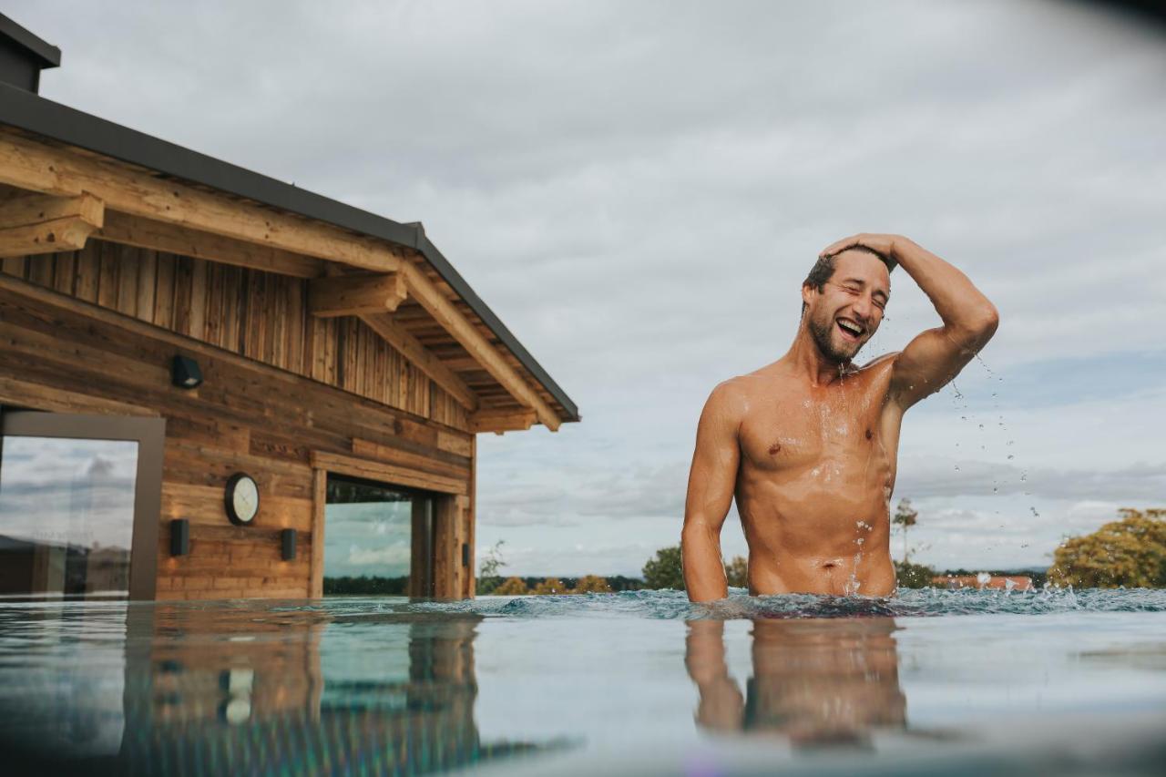 Ortner'S Resort Bad Füssing Extérieur photo A man in a swimming pool