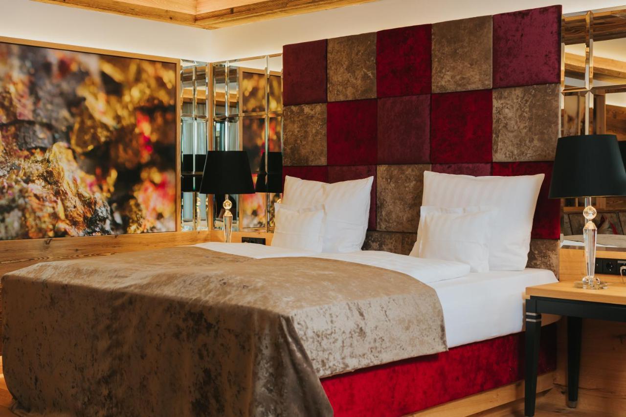 Ortner'S Resort Bad Füssing Extérieur photo A bedroom at the Hotel de Crillon