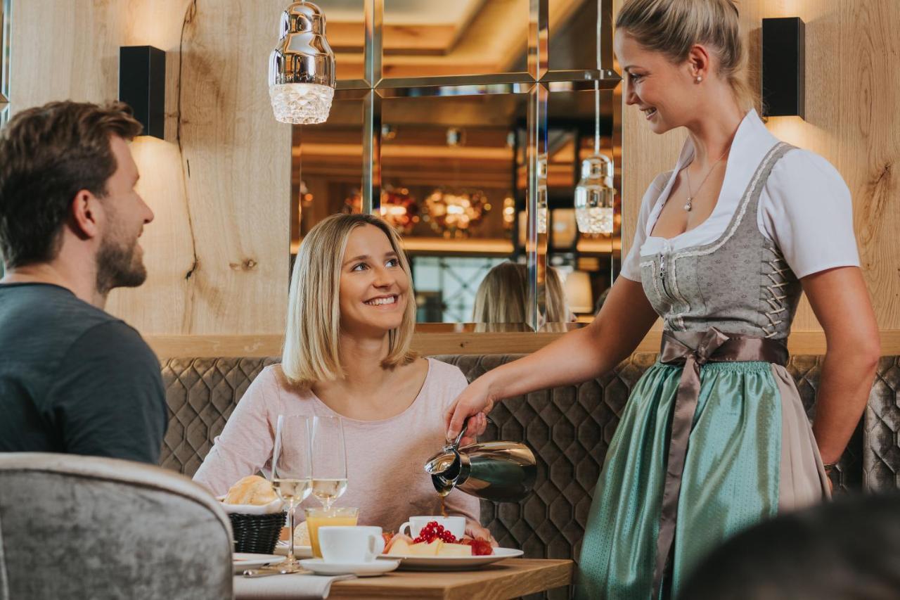 Ortner'S Resort Bad Füssing Extérieur photo A waitress serving customers
