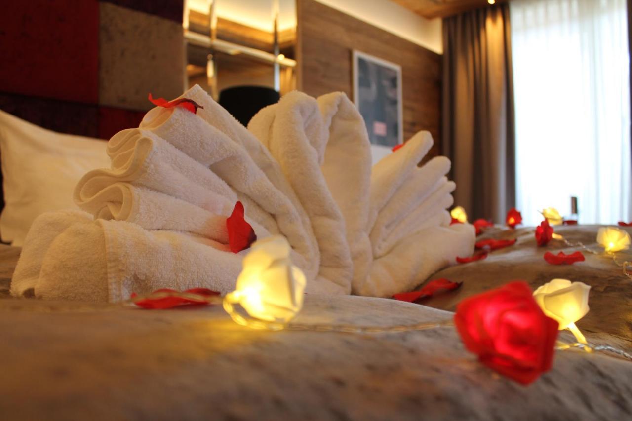 Ortner'S Resort Bad Füssing Extérieur photo A towel swan